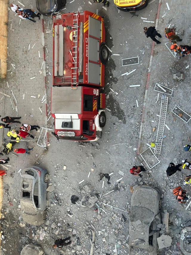 مقتل 5 أشخاص وإصابة آخرين بسقوط صاروخ على مبنى سكني في بئر السبع